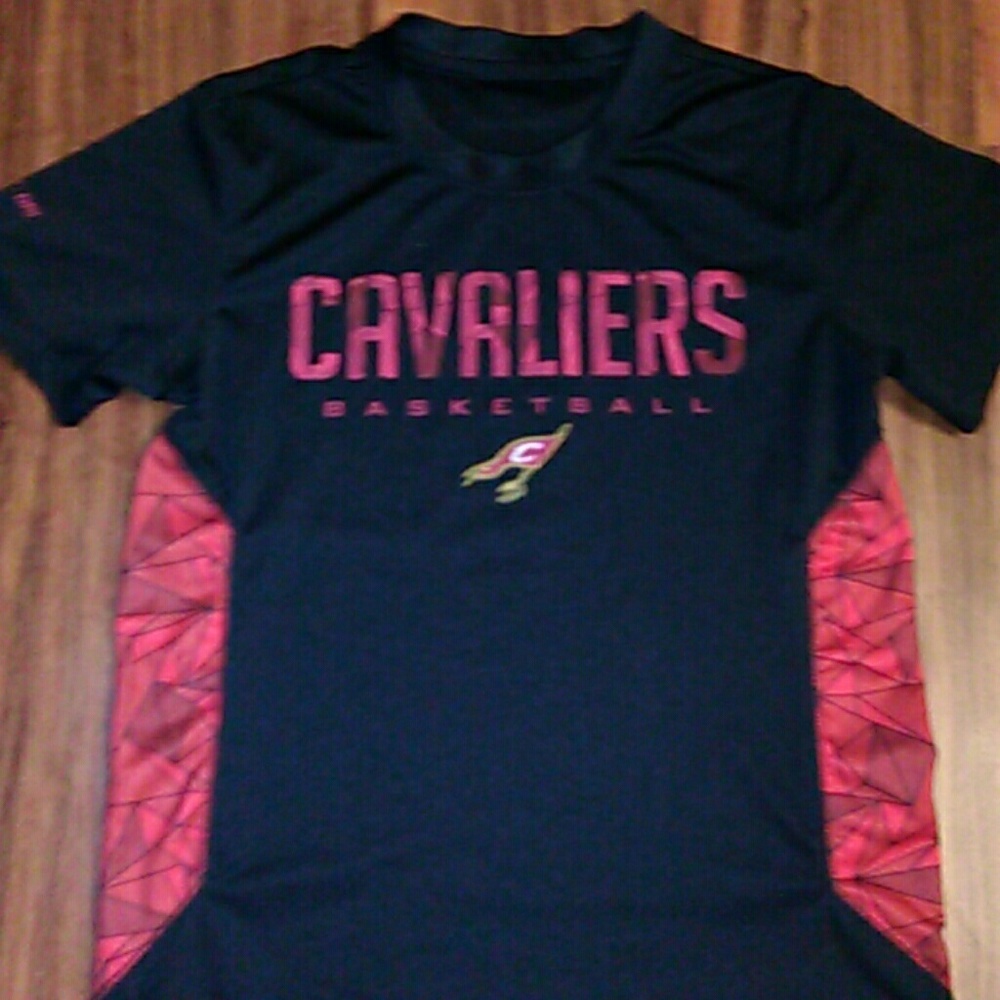 Cavaliers basketball tee medium